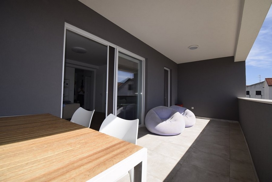 Täckt terrass på fastighet A3734 i Dalmatien nära Sibenik.