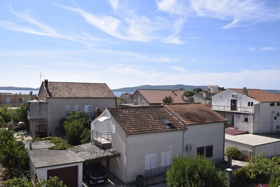 Utsikt från lägenheten över närliggande hus och havet