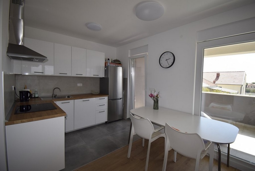 Hall med väggspegel och tillgång till rummen