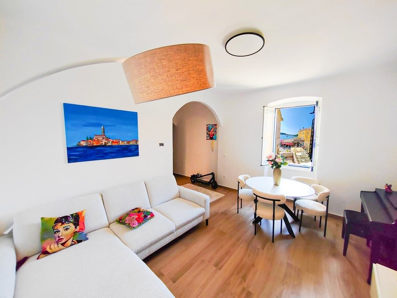 Vardagsrum för fastighet A3735 i gamla stan i Rovinj.