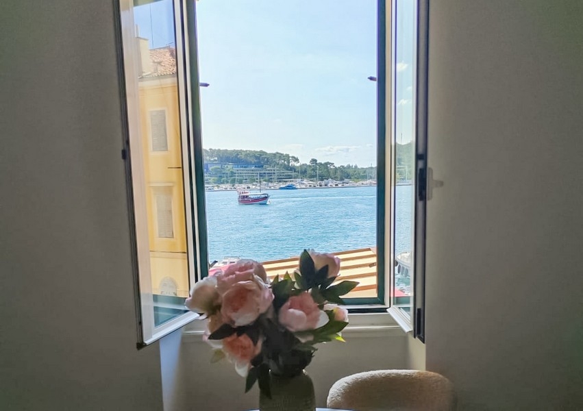 Utsikt från fönstret över havet och båtarna