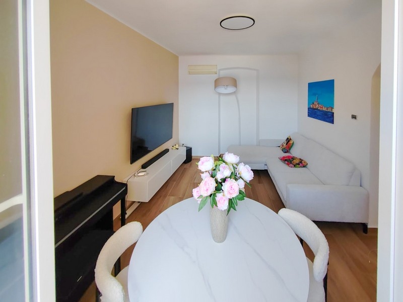 Ljust vardagsrum med soffa och matbord