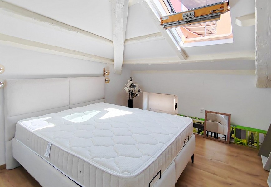 Sovrum på vinden med dubbelsäng och takfönster