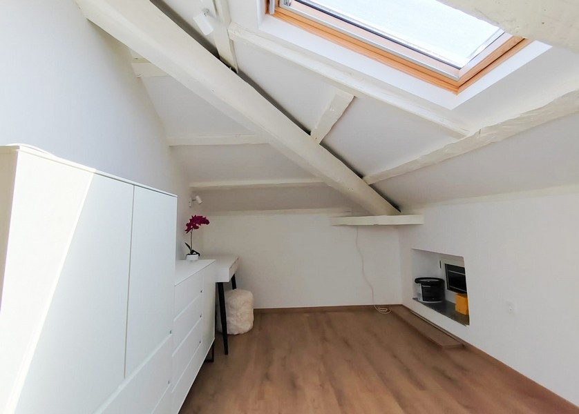 Ljust vindsrum med takfönster