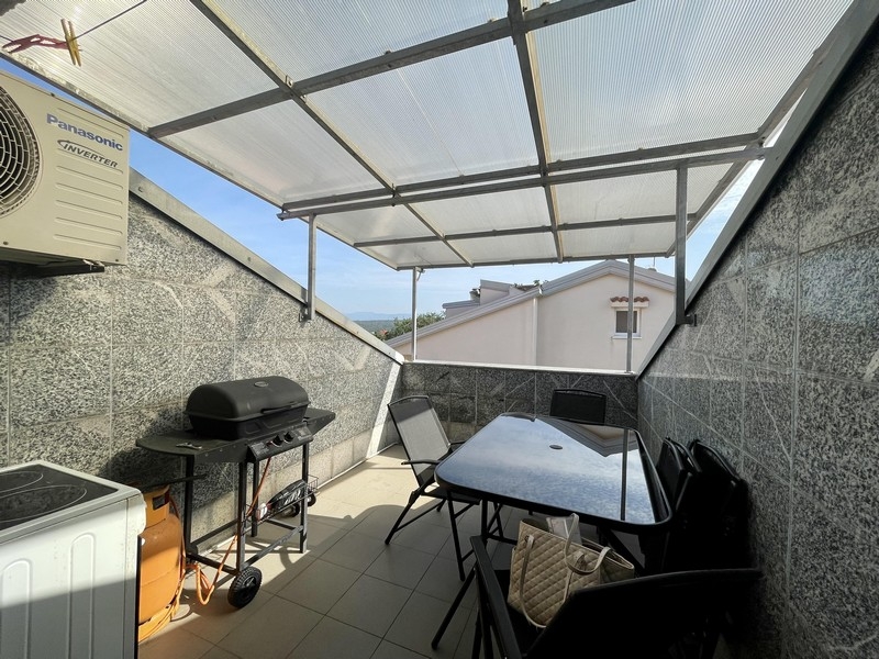 Täckt terrass på fastighet A3737 i Malinska på ön Krk.