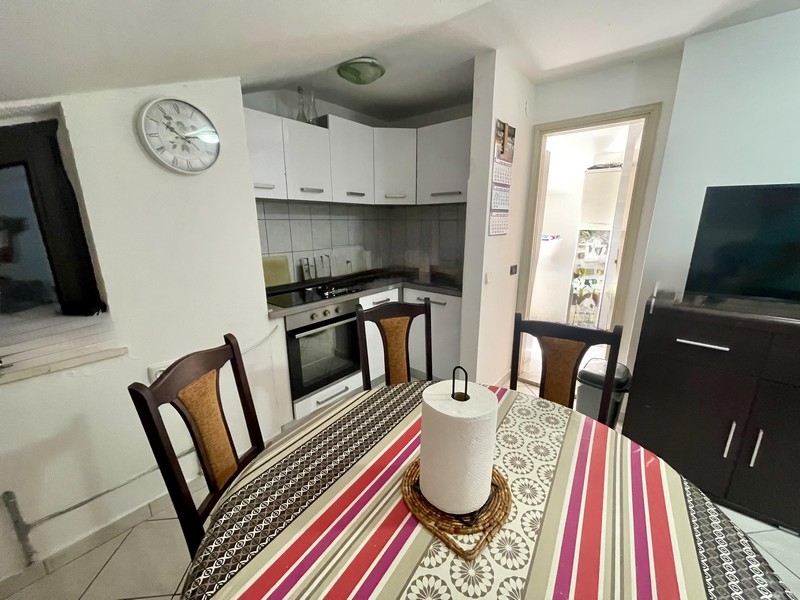 Kök med matplats och utsikt in i vardagsrummet