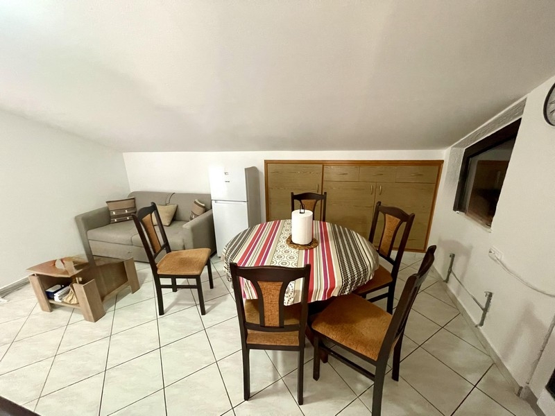 Vardags- och matplats med soffa, kylskåp och bord