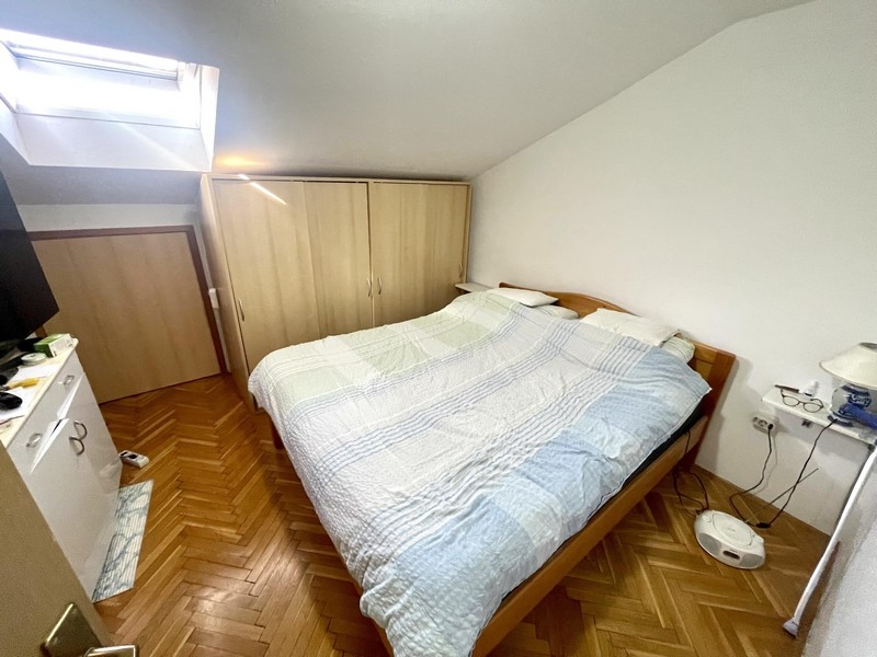 Sovrum med dubbelsäng och garderob