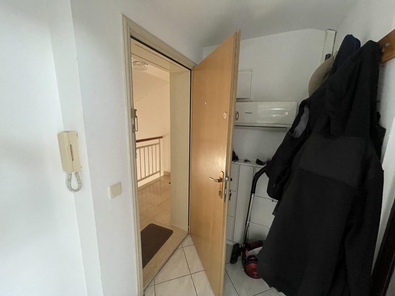 Entré till lägenheten med öppen dörr