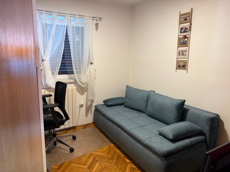 Litet rum med soffa och skrivbord