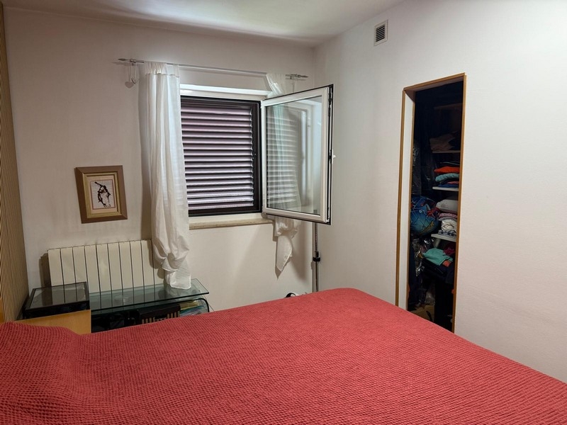 Sovrum med dubbelsäng och fönster