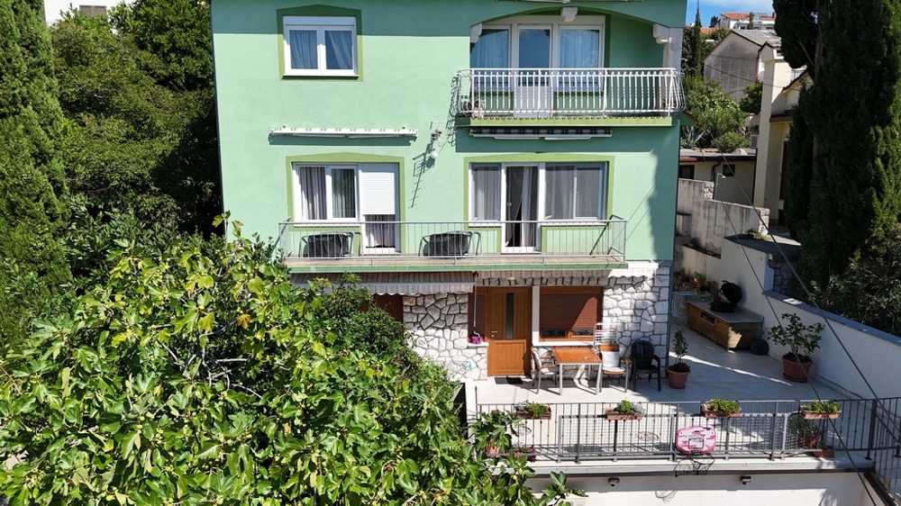 I detta välskötta flerbostadshus ligger lägenhet A3740 i Crikvenica.