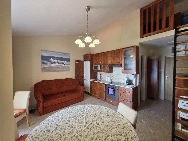 Vardagsrum med kök, soffa och galleri i Kroatien