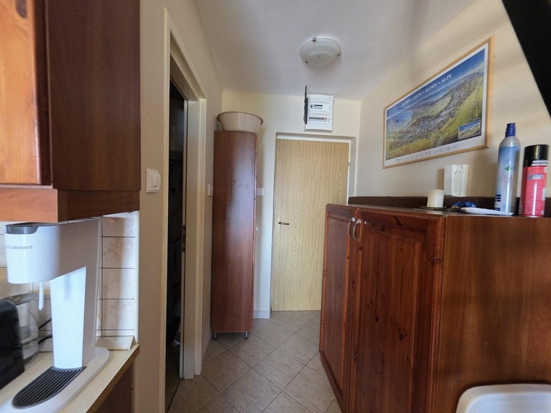 Hall med skåp och tillgång till badrum och galleri