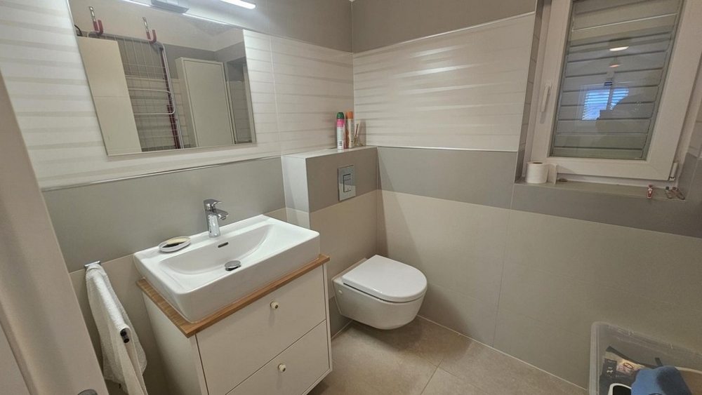 Modernt badrum med handfat och toalett