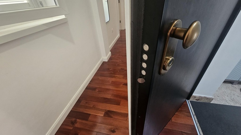 Säkerhetsdörr med flera lås