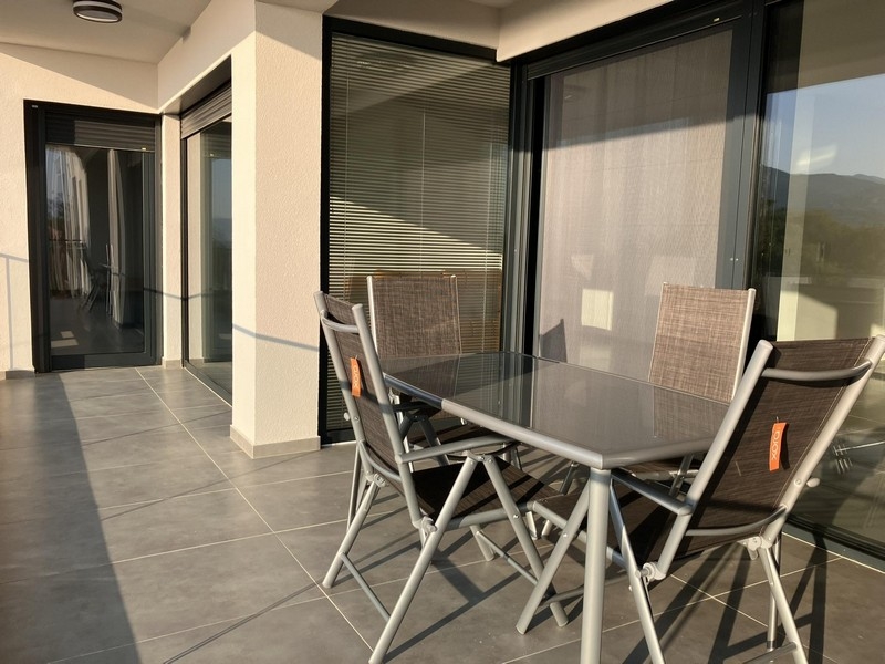 Terrass för fastighet A3745 nära Novi Vinodolski, Kroatien.