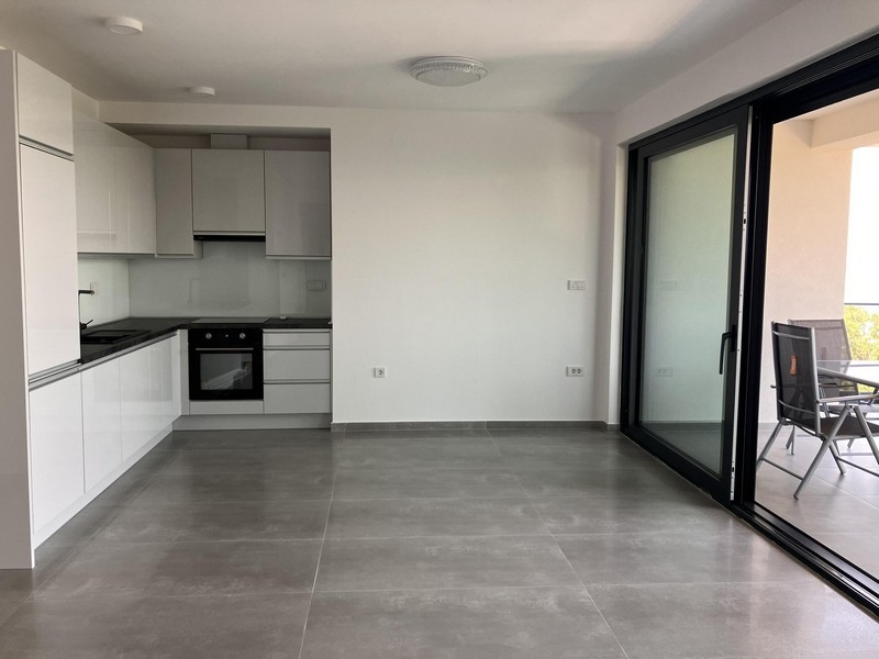 Modernt kök med inbyggda vitvaror i ny lägenhet i Kroatien