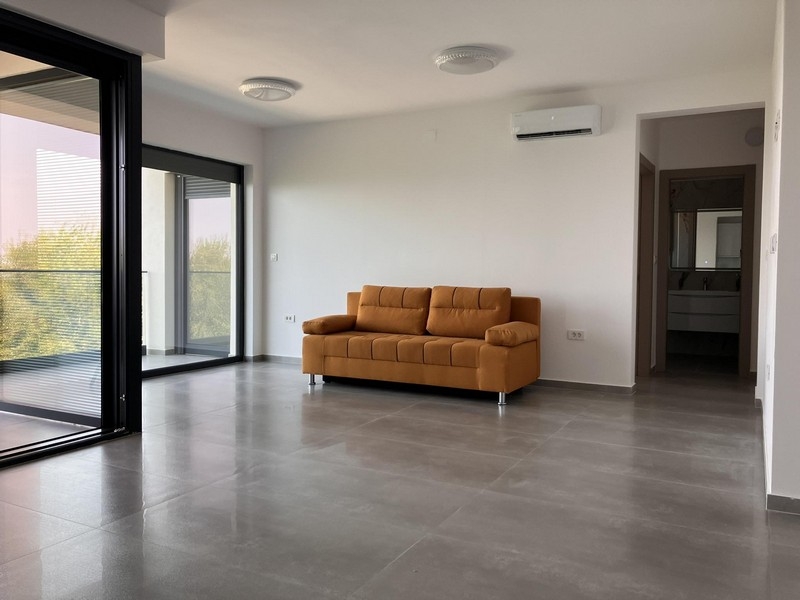 Ljust vardagsrum med soffa och luftkonditionering i Kroatien