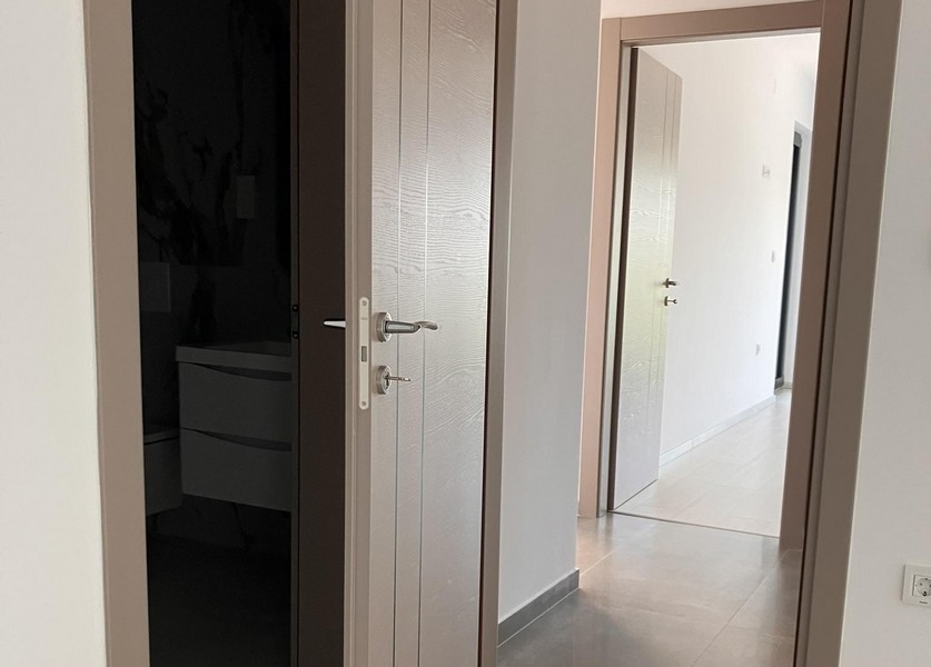 Hall med dörrar till badrum och sovrum