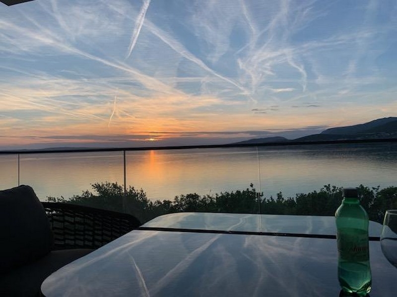 Balkong med havsutsikt och solnedgång i Kroatien