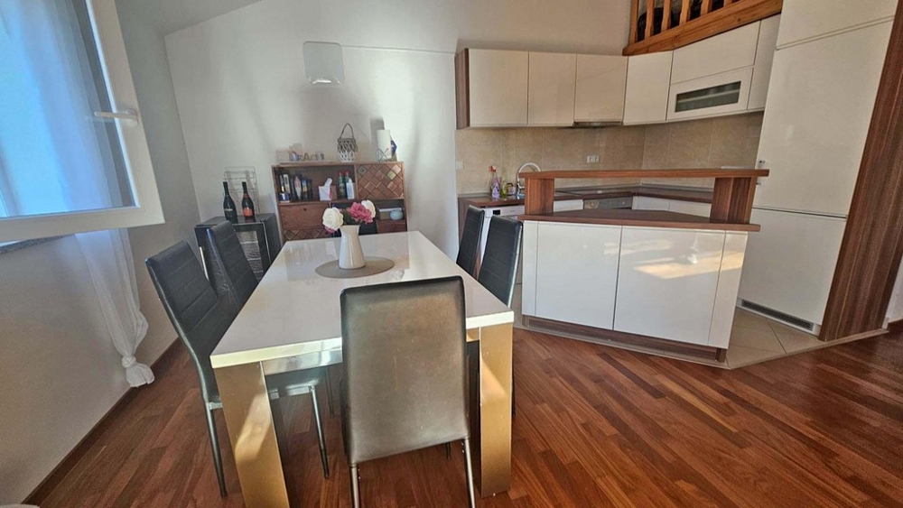 Matplats med bord och tillgång till modernt kök