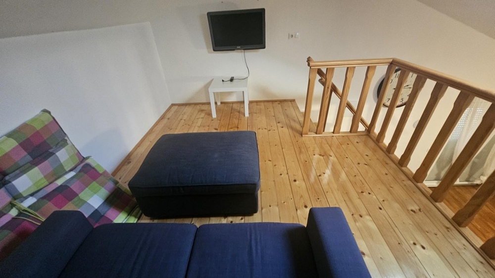 Galleri med sittgrupp och tv