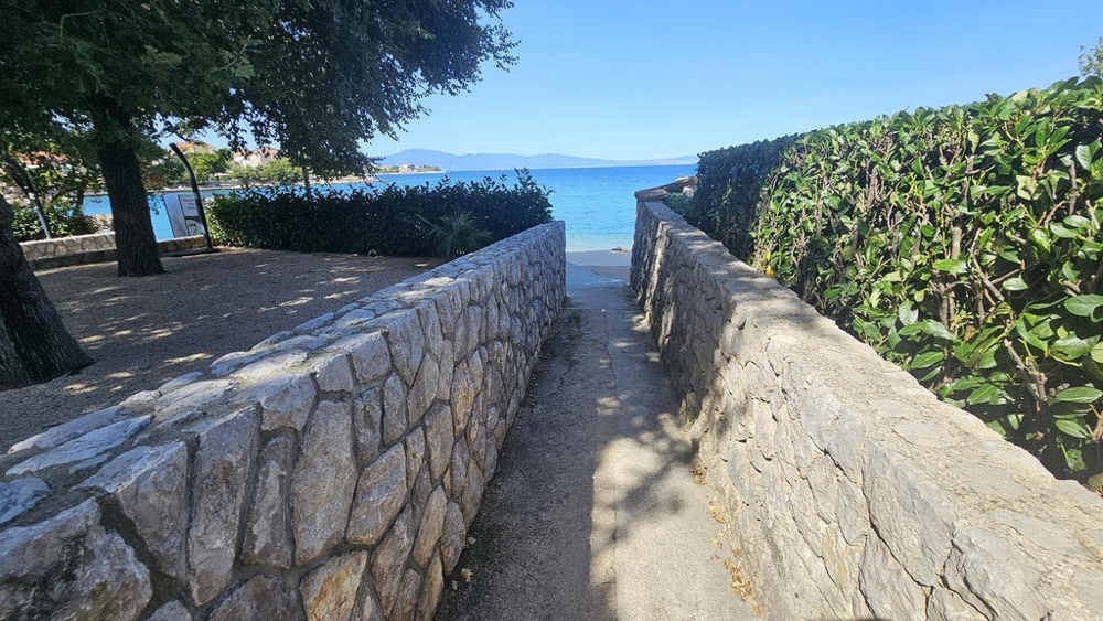 Väg till havet från fastighet A3748 på ön Krk i Kroatien.