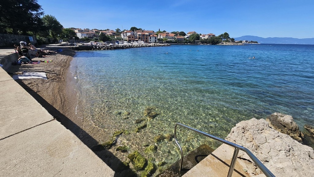Utsikt över bukten med stranden och klart vatten