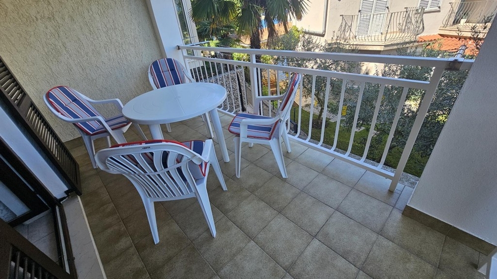 Täckt terrass till lägenhet A3748, som är till salu i Kroatien.