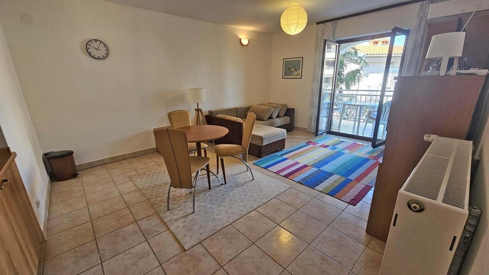 Ljust vardagsrum med matplats och soffa