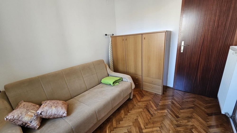 Sovrum med soffa och garderob