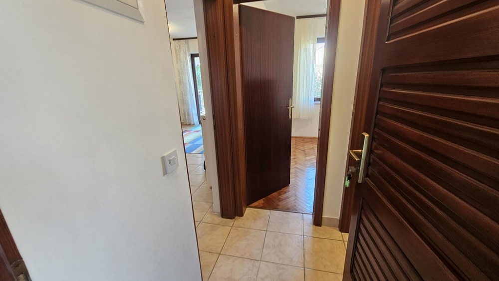 Hall med tillgång till vardagsrum och sovrum