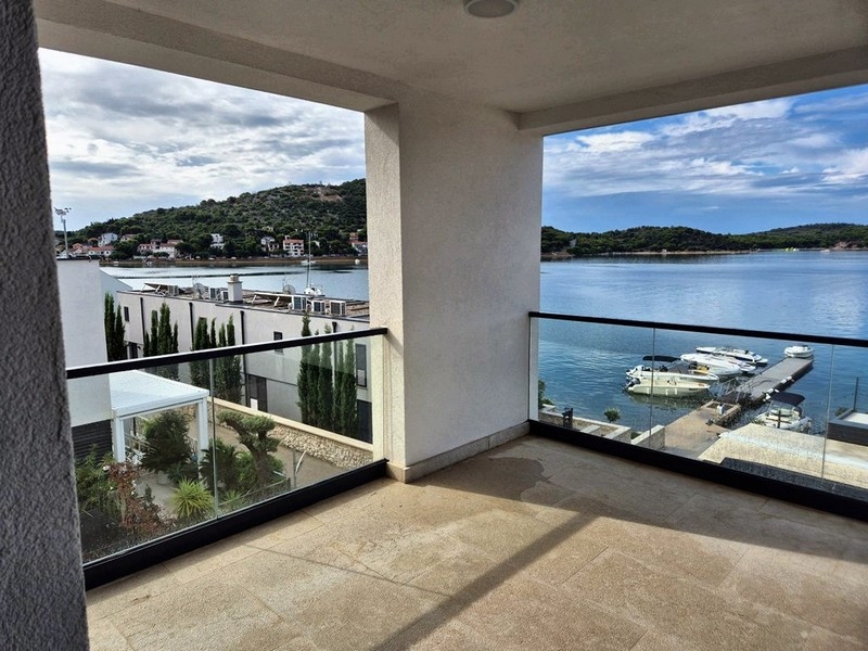 Havsutsikt över fastighet A3749 i Tisno, Kroatien.