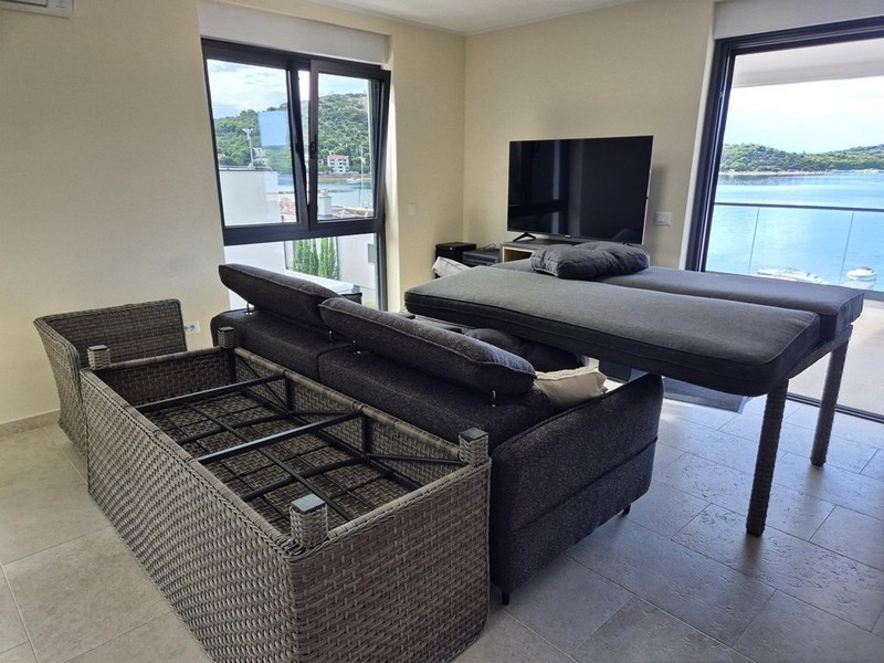 Ljust vardagsrum med utsikt över havet