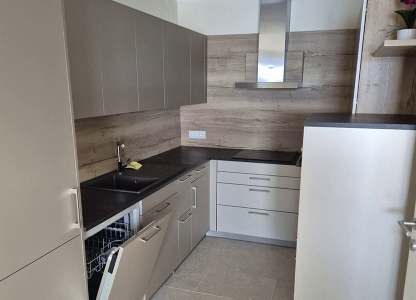 Modernt utrustat kök med vitvaror