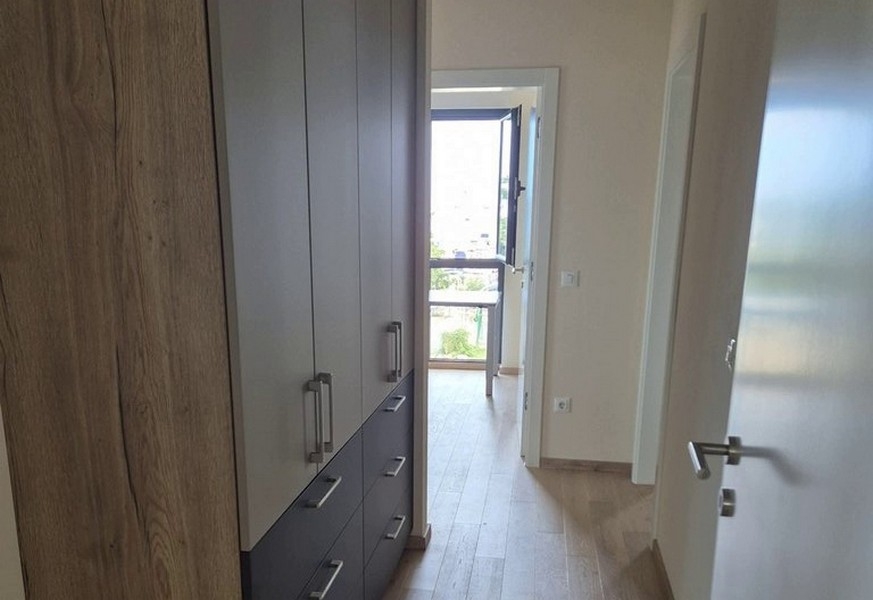 Hall med inbyggda garderober och utgång till balkong