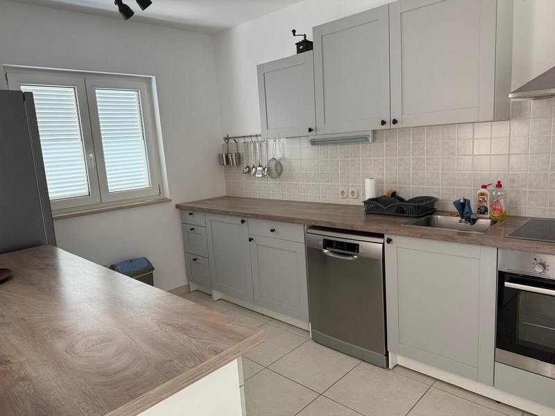 Kök med utrustat kök och fönster