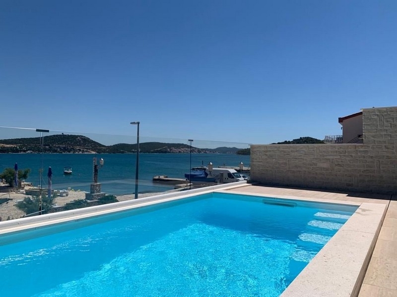 Pool och havsutsikt över fastighet A3752 i Kroatien.