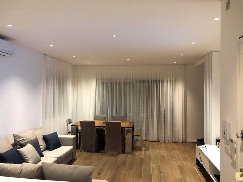 Ljust vardagsrum med soffa och matplats