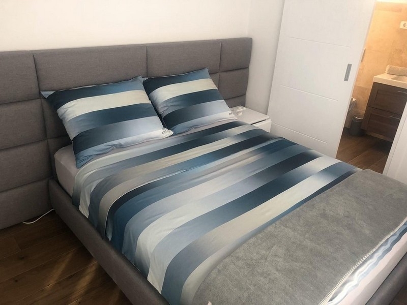 Sovrum med dubbelsäng och tillgång till badrum