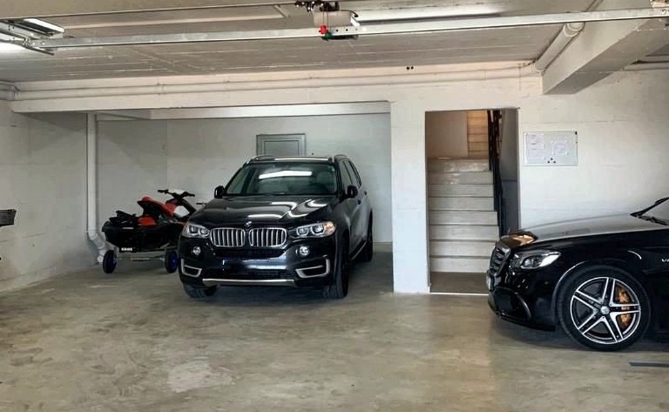 Underjordisk parkering med parkeringsplatser och trappor