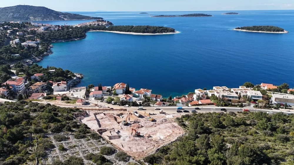 Byggnadstomt med havsutsikt i Primošten