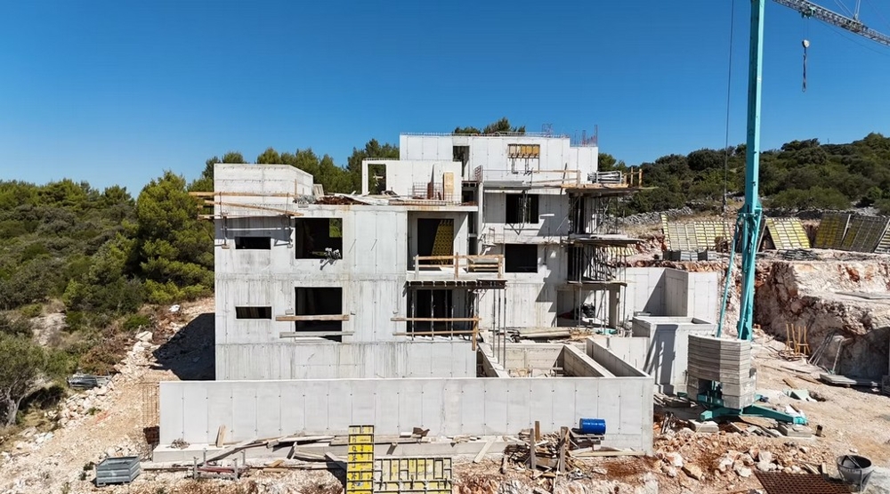 Skal av ett modernt hyreshus i Kroatien