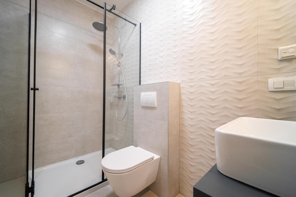 Modernt badrum med dusch.