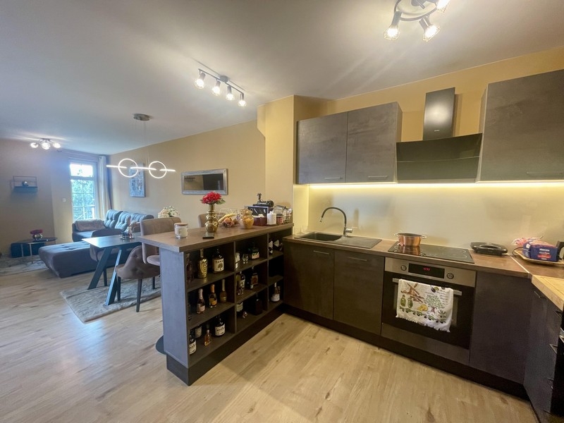 Öppet kök med matplats och utsikt in i vardagsrummet