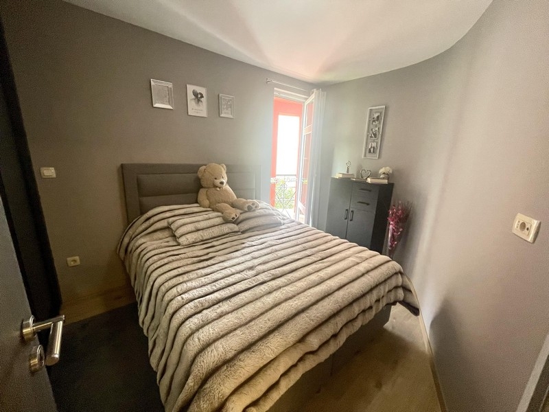 Sovrum med dubbelsäng och utgång till balkong