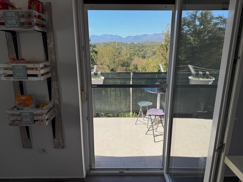 Balkong med utsikt över landskapet och bergen