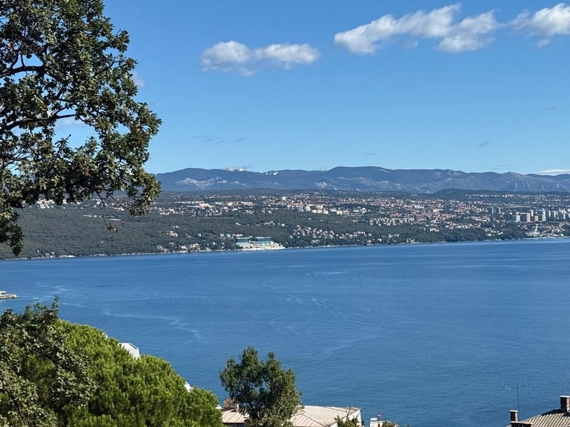 Havsutsikt från lägenheten vid kusten och bergen