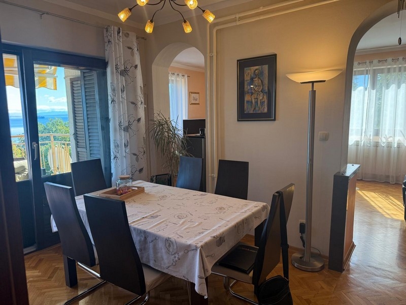 Matsal med tillgång till balkong och havsutsikt